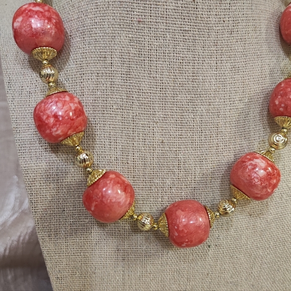 Coral Marbled Mottled Round Lucite Vintage Gold Tone Bead Necklace No Seams - Picture 2 of 7
